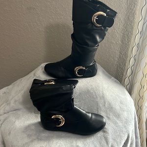 Black leather woman boots with two gold buckles